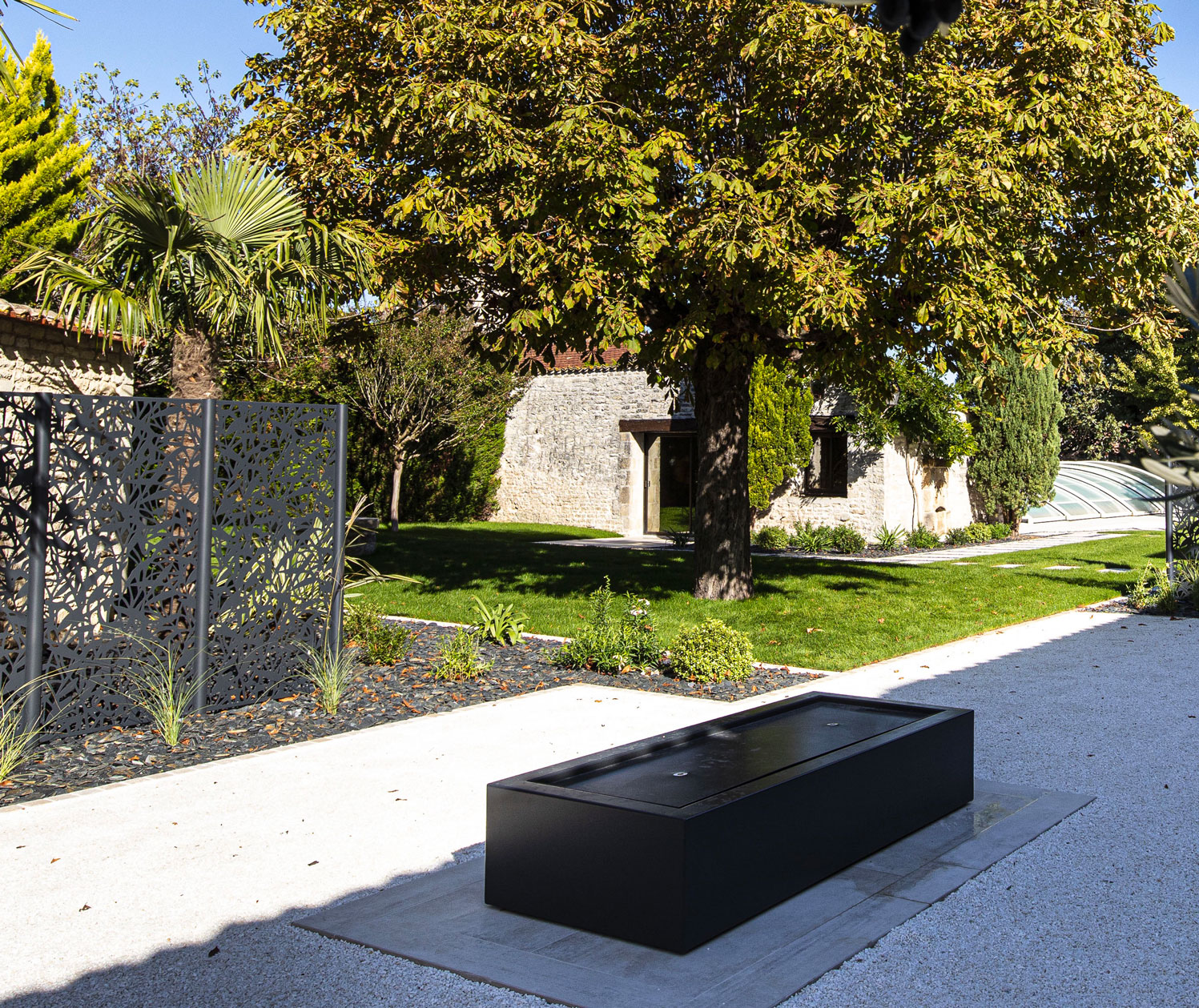 Aménagement d'une Table d'Eau Extérieure de Jardin : Une Oasis de ...