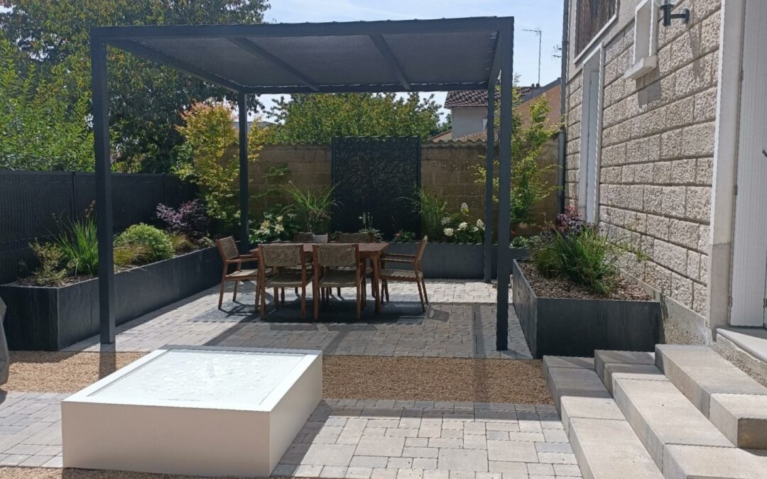 Création d’un espace détente dans votre jardin : ardoise, pavés drainants, pergola et table d’eau