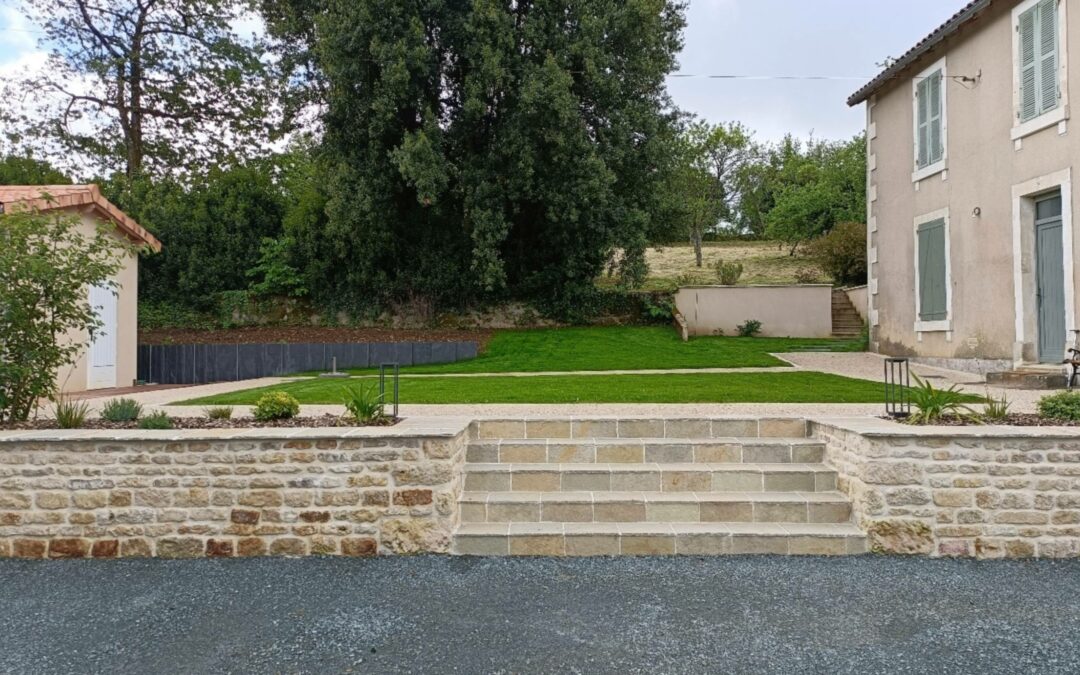 Aménagement d’un accès de maison : muret de soutènement, escalier Tandur et allées stabilisées