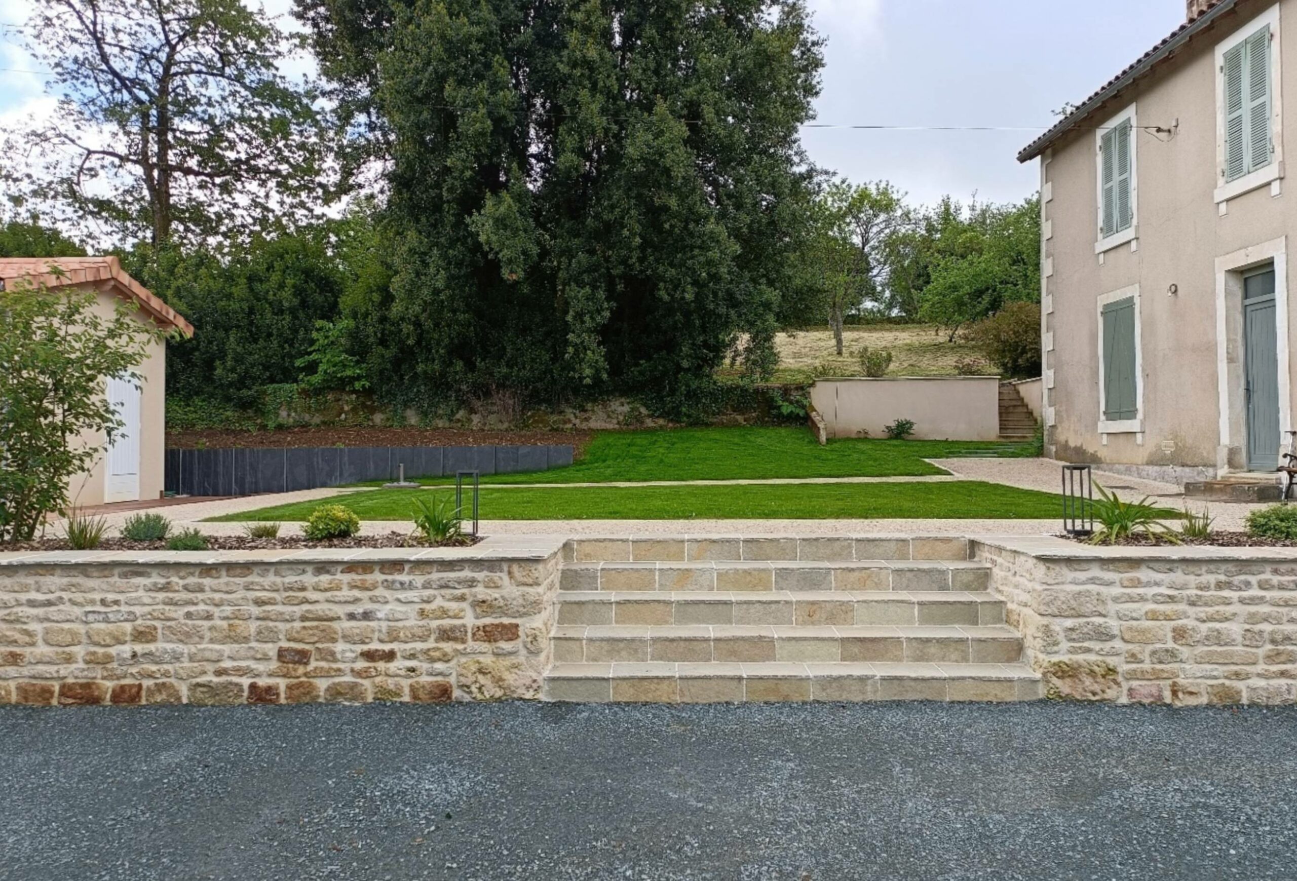 amenagement-acces-maison-niort-muret-soutenement-parement-moellons-calcaire-escalier-tandur-allees-nid-abeille-gravier