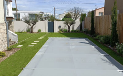 Aménagement d’une plage piscine : gazon synthétique, pas japonais et clôture bois