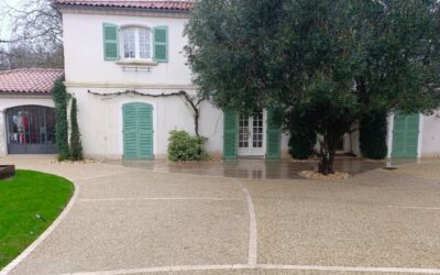 Cour de maison : terrasse imitation bois, béton désactivé et allées stabilisées